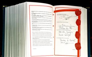 Grand livre avec des signatures